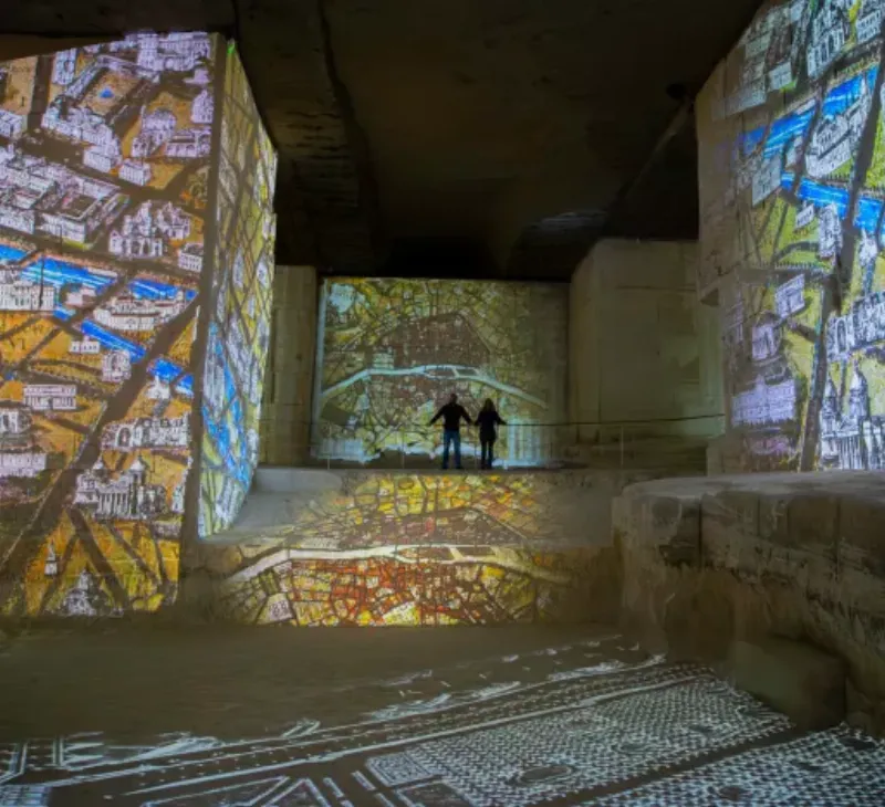 Un peintre impressionniste au travail en plein air, capturant la lumière d’un paysage français avec des touches rapides.